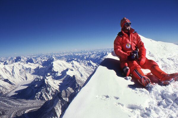 Специалист по скалолазанию Беда Фустер на вершине второй по высоте горной вершины Земли. К2, или Чогори́ - самый северный восьмитысячник мира. - Sputnik Казахстан