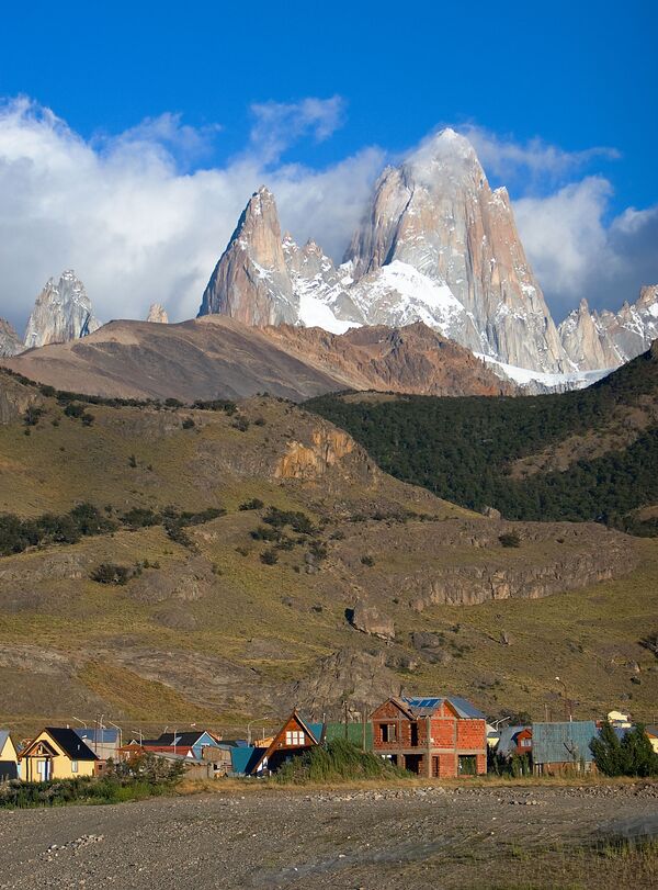 Фитц-Рой тауының бөктеріндегі Эль Чальтен қалашығы. Патагониядағы бұл шың Аргентина мен Чили арасындағы шекара аумағында орналасқан. Биіктігі 3 405 метрді құрайды.  - Sputnik Қазақстан