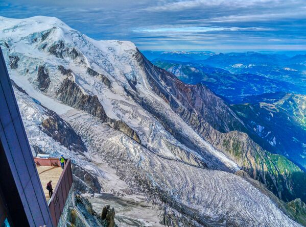 Монблан тауындағы Эгюий-дю-Миди көрінісі. Осы тау сілеміндегі Ақ тау шыңы Альпідегі Леман көлінен жоғары тұр. Бұл Альпідегі ең биік шың, оның биіктігі -  теңіз деңгейінен 4810 метр. Ол Италия мен Франция шекарасында орналасқан.  - Sputnik Қазақстан