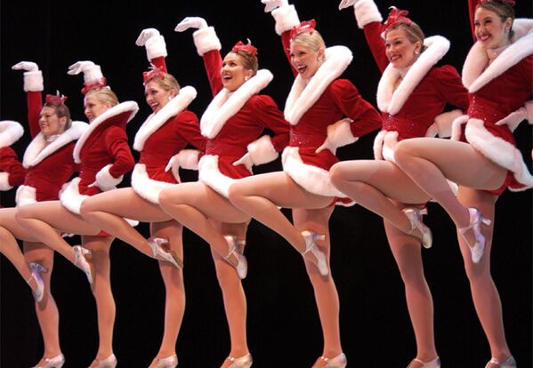 Танцовщицы нью-йоркского женского танцевального коллектива The Rockettes тоже вообразили себя Снегурочками. Во время выступления в Бостоне они активно демонстрировали свое видение этого образа.  - Sputnik Казахстан