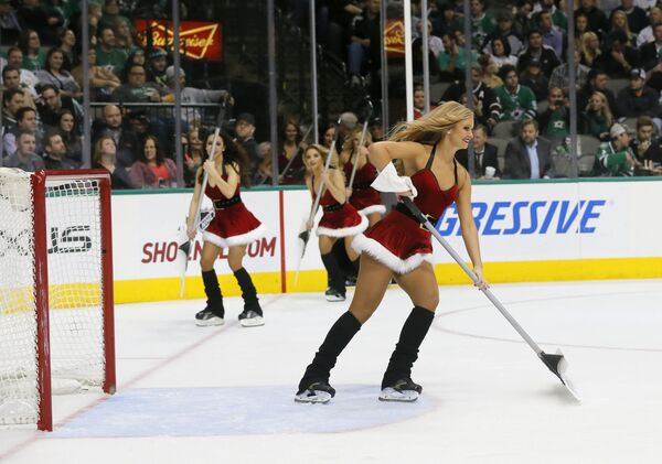 Горячие Снегурочки Dallas Stars буквально с огоньком очищают лед хоккейной площадке в перерыве игры.  - Sputnik Казахстан