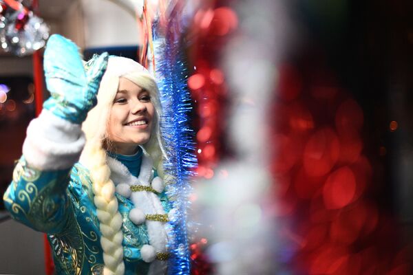 А эта Снегурочка в салоне московского новогоднего трамвая, украшенного яркими светодиодными огнями, выбрала классический образ - с косами, в шубейке и варежках. Но от этого она не стала менее задорной и очаровательной!  - Sputnik Казахстан
