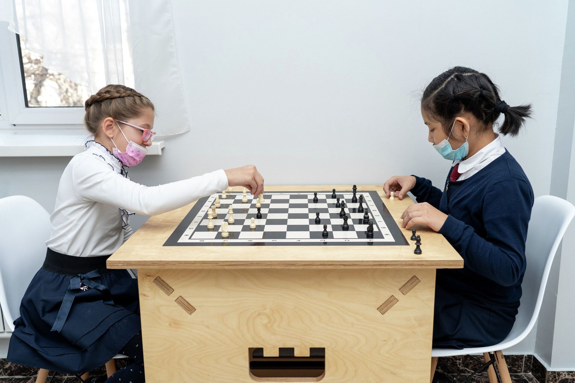 Во внеурочное время дети могут поиграть в шахматы в коридорах школы - Sputnik Казахстан, 1920, 01.02.2022