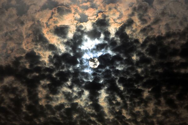 Солнце, пробивающееся сквозь облака в Кувейте.   - Sputnik Казахстан