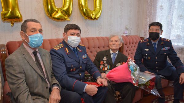 Полицейские СКО поздравили фронтовика Григория Красильникова - Sputnik Казахстан