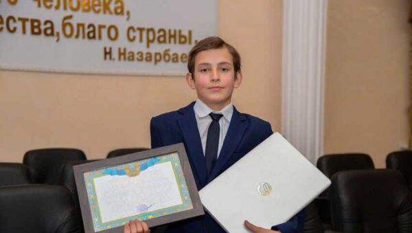 Олег Пирог, спасший детей из пожара, получил от акима Костанайской области благодарственное письмо и ноутбук - Sputnik Казахстан