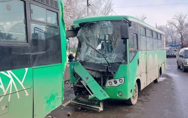 Столкновение пассажирских автобусов - Sputnik Қазақстан