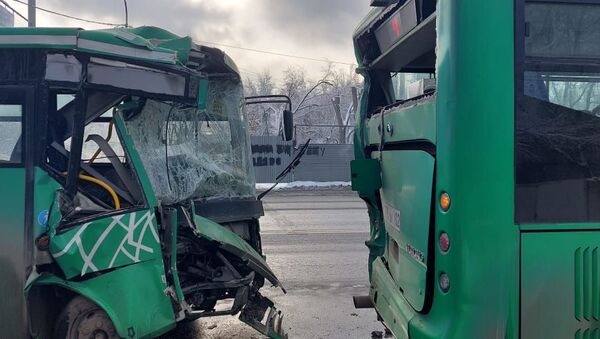 Столкновение пассажирских автобусов - Sputnik Казахстан