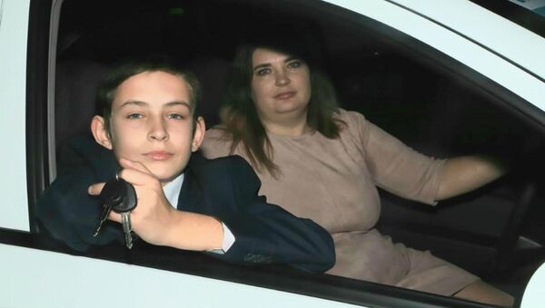 Олег Пирог и его мама в подаренном спонсорами автомобиле  - Sputnik Казахстан