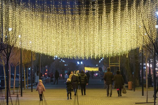Алматинцы гуляют под световым дождем в ожидании Нового года.  - Sputnik Казахстан
