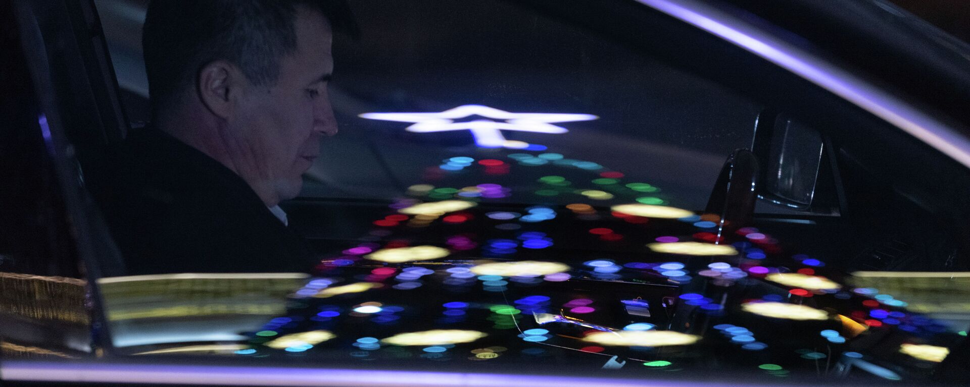 Огни новогодней елки отражаются в окне автомобиля  - Sputnik Казахстан, 1920, 02.01.2023