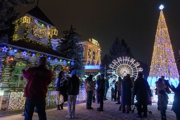 Алматинцы с удовольствием позируют и фотографируют все элементы праздничного декора в новогоднем городке.  - Sputnik Казахстан