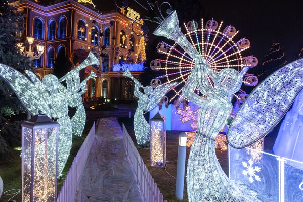 А в Алматы ангелы уже приготовились возвестить о приходе Нового года.  - Sputnik Казахстан