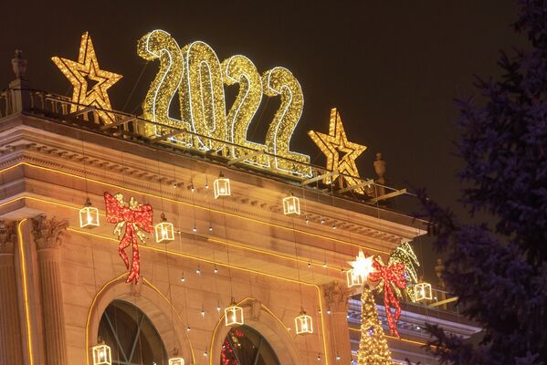 О том, что скоро Новый год, активно напоминают световые инсталляции во всех городах страны. Время подводить итоги и составлять планы, несмотря на пандемию.  - Sputnik Казахстан