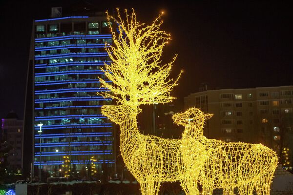 А на улицах заснеженной столицы гордо замерли волшебные олени из новогодней сказки.  - Sputnik Казахстан