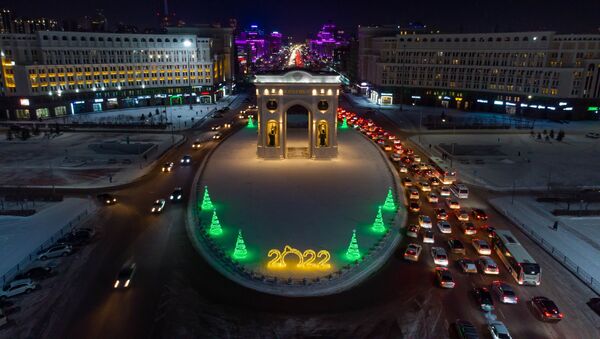 Новогоднее оформление у Триумфальной арки в Нур-Султане - Sputnik Қазақстан