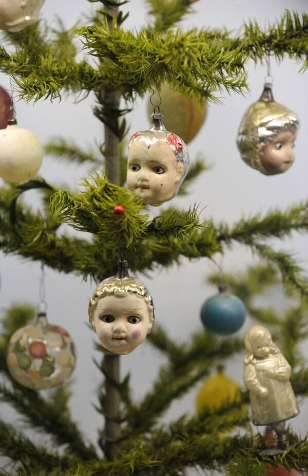 Раритетные стеклянные игрушки, возраст которых превышает сотню лет, хранятся в коллекции чешских художников и демонстрируются на исторических ретроспективных рождественских выставках. Хотя, честно говоря, выглядят они немного жутковато.  - Sputnik Казахстан