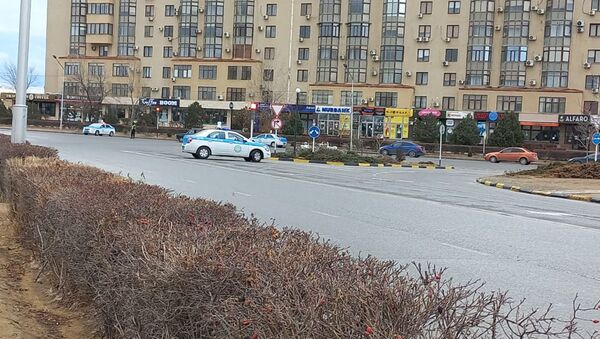 Полицейские машины вокруг площади Ынтымак в Актау - Sputnik Казахстан
