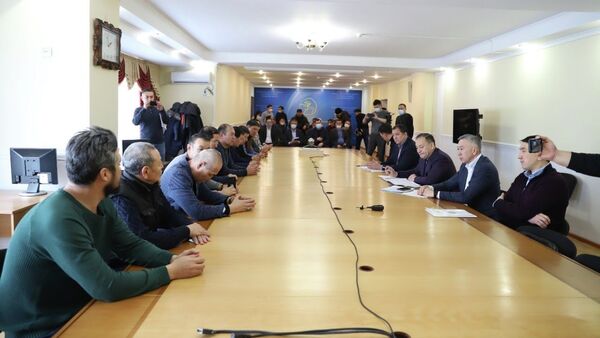 Члены правкомиссии ведут переговоры с группой активистов в Мангистау - Sputnik Казахстан