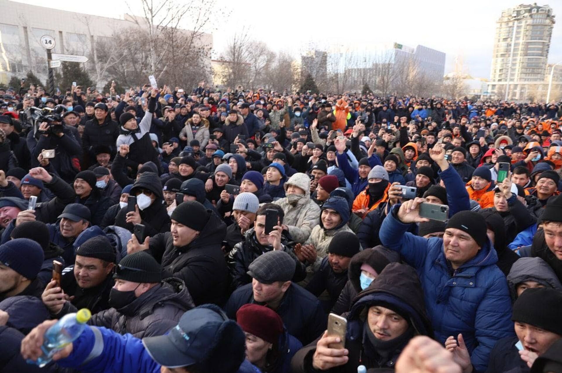 Правительственная комиссия встретилась с активистами, собравшихся на площади Ынтымак в городе Актау - Sputnik Казахстан, 1920, 01.02.2022