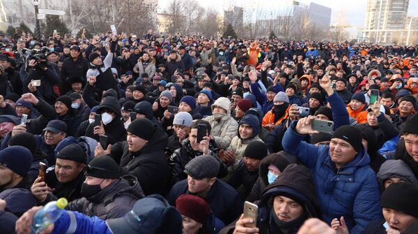 Правительственная комиссия встретилась с активистами, собравшихся на площади Ынтымак в городе Актау - Sputnik Казахстан