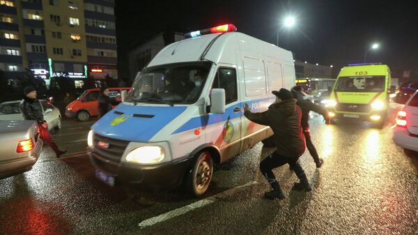 Митингующие в Алматы нападают на полицейскую машину - Sputnik Қазақстан