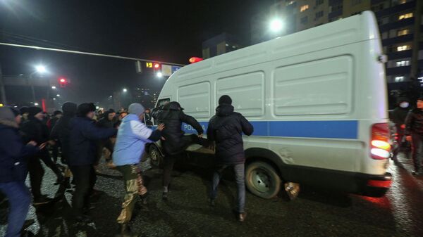Митингующие в Алматы нападают на полицейский автомобиль - Sputnik Қазақстан