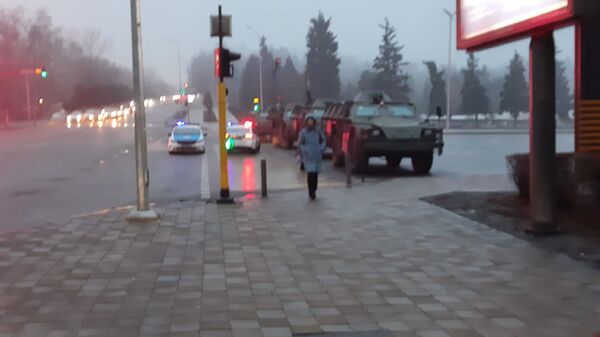 Военная техника перекрыла улицу в Алматы  - Sputnik Казахстан