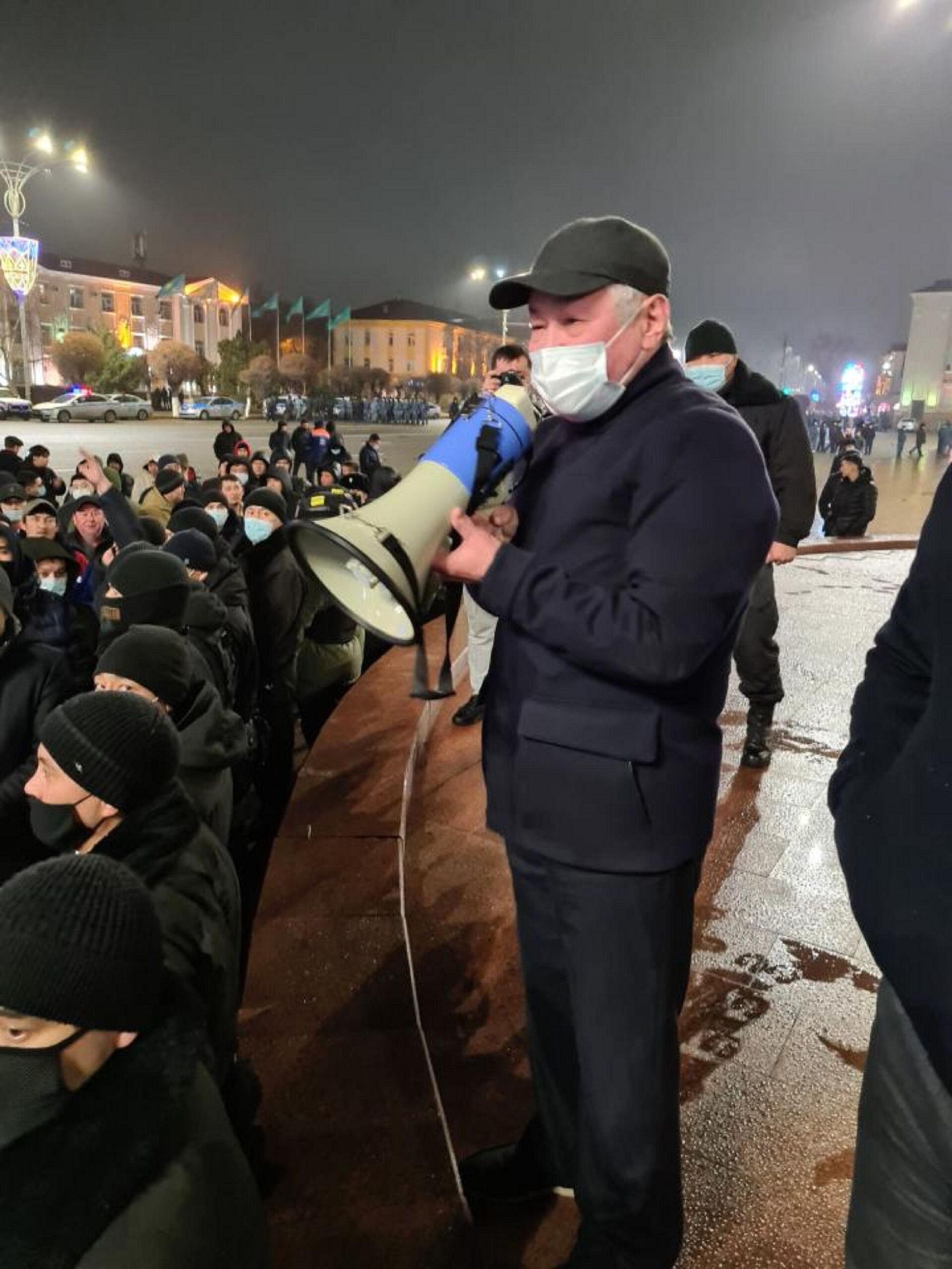 Бердибек Сапарбаев встретился с протестовавшими в Таразе  - Sputnik Казахстан, 1920, 01.02.2022