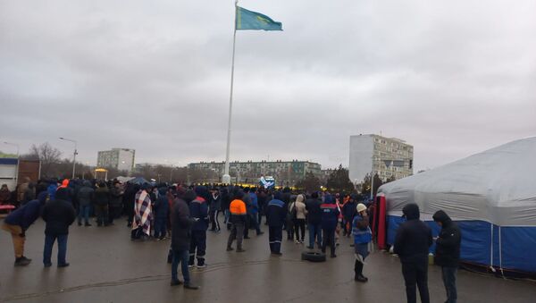 Люди снова собрались на площади Ынтымак в Актау - Sputnik Казахстан