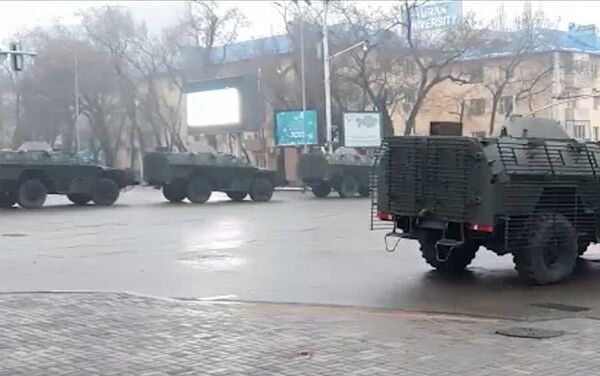 Бронетехника на подступах к площади Республики в Алматы  - Sputnik Казахстан