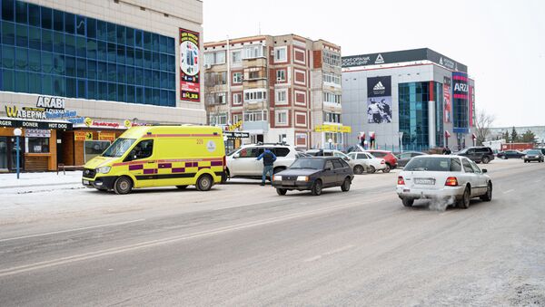 Автомобиль скорой помощи дежурит у одного из торговых центров в Нур-Султане  - Sputnik Қазақстан