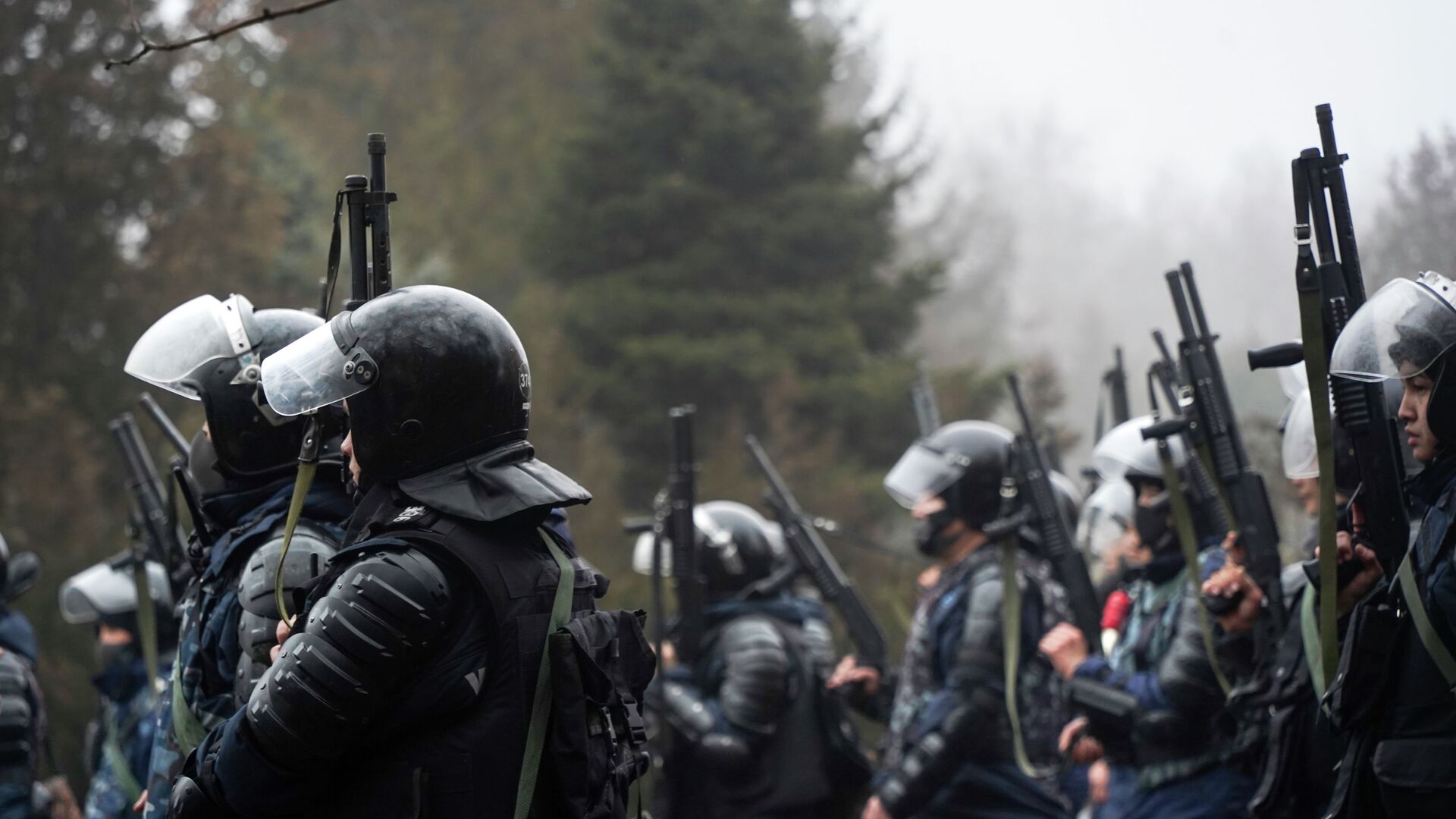 Офицеры ОМОНа держат оружие наготове, пытаясь остановить демонстрантов во время акции протеста в Алматы - Sputnik Казахстан, 1920, 06.01.2022