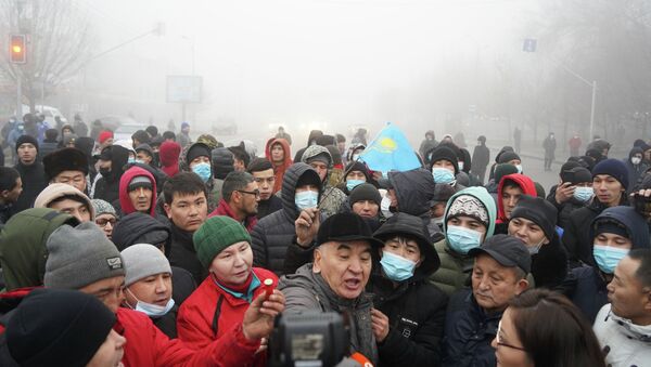 Протестующие на улицах Алматы  - Sputnik Казахстан