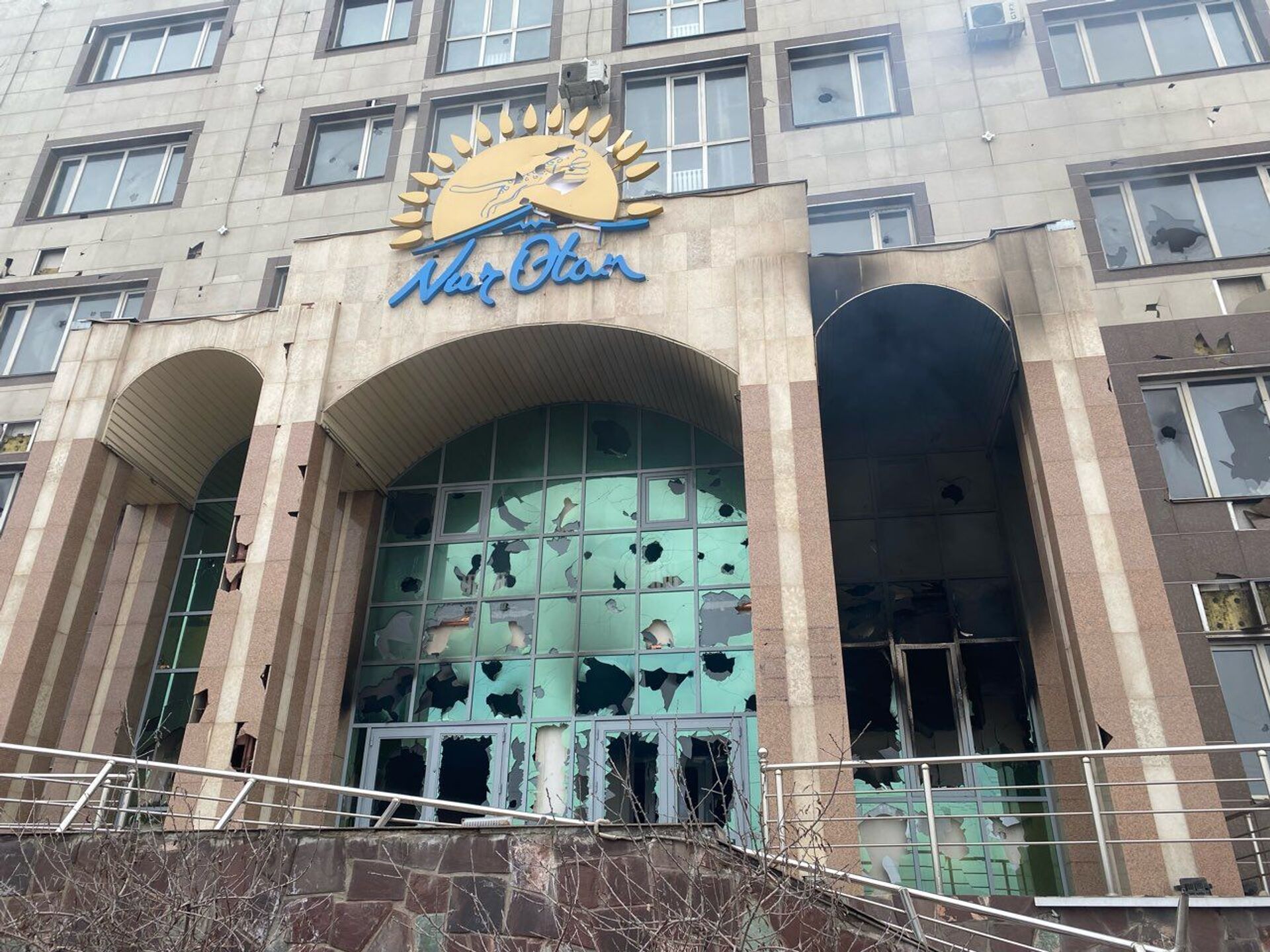 В Алматы произошло возгорание в здании Ауэзовского районного филиала партии Nur Otan - Sputnik Казахстан, 1920, 01.02.2022