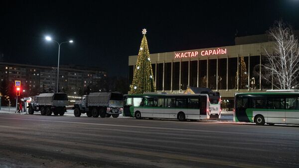 Обстановка в Нур-Султане перед введением комендантского часа. На улицах автобусы с силовиками. - Sputnik Казахстан