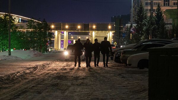 Группа мужчин на улицах Нур-Султана перед введением комендантского часа.  - Sputnik Казахстан