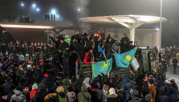 Протестующие на митинге в Алматы. - Sputnik Казахстан