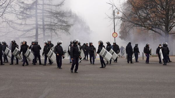 ОМОН на улицах Алматы во время беспорядков, 5 января - Sputnik Казахстан