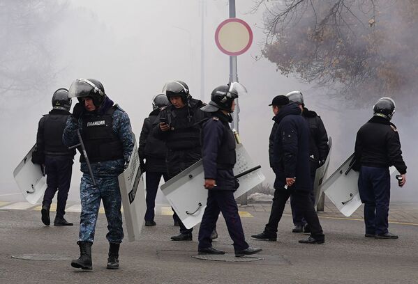 ОМОН на улицах Алматы во время массовых беспорядков. - Sputnik Казахстан