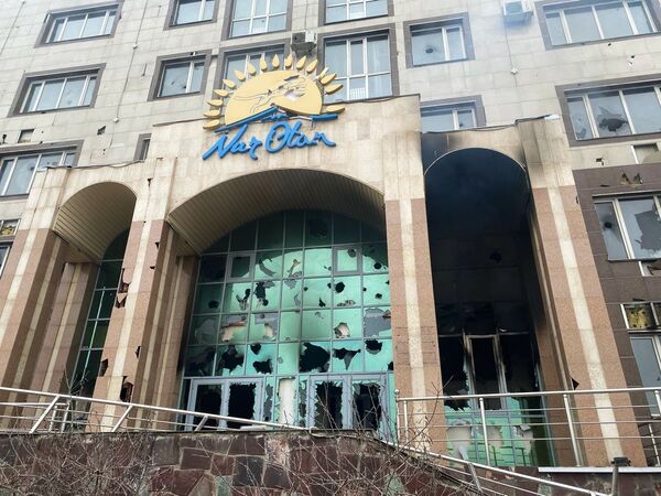 Здание Ауэзовского районного филиала партии Nur Otan, которое пытались поджечь протестующие в Алматы.  - Sputnik Казахстан