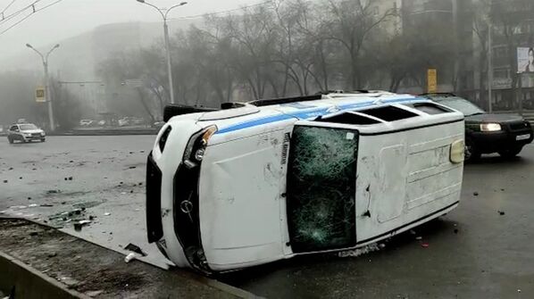 Перевернутая машина на улице в Алматы.  - Sputnik Казахстан