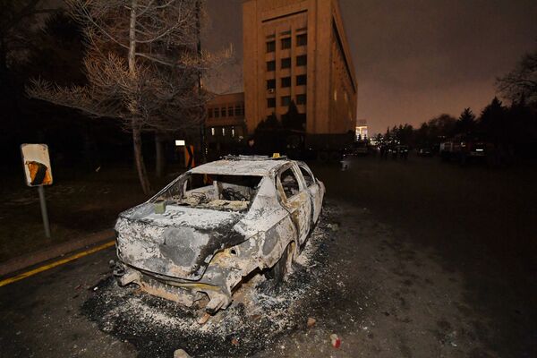 Сгоревшая машина возле здания горадминистрации во время акций протеста в Алматы.  - Sputnik Казахстан