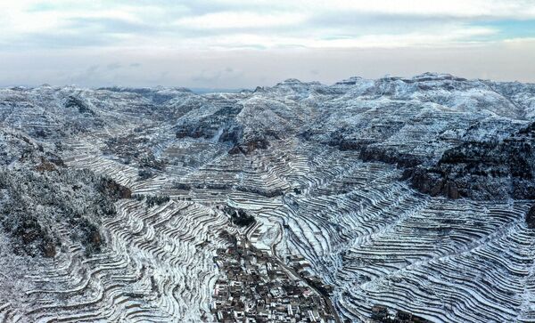 Террасированные поля после снегопада в Ханьдане в северной китайской провинции Хэбэй.  - Sputnik Казахстан