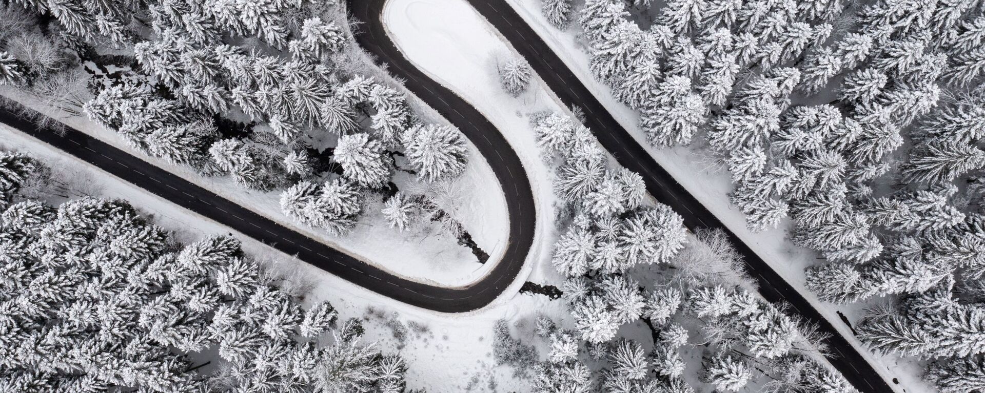 Дорога в Ксорюпт-Лонжме после снегопада, Франция - Sputnik Қазақстан, 1920, 06.04.2022