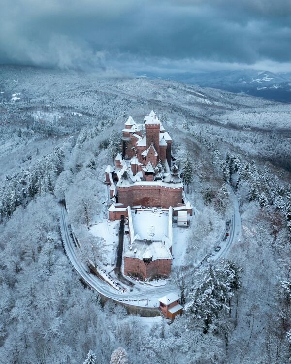 Замок Верхний Кенигсбург в Оршвилле на востоке Франции после снегопадов.  - Sputnik Казахстан