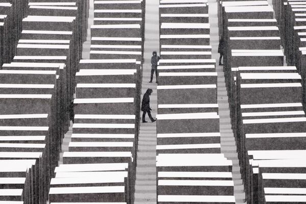 Мемориал Холокосту во время снегопада в Берлине.  - Sputnik Казахстан