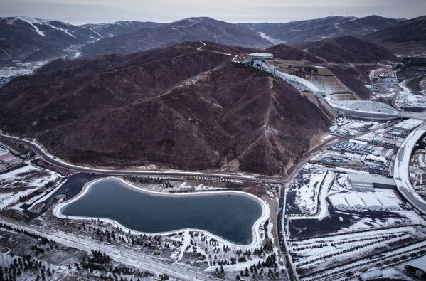 Резервуар, обеспечивающий водой снежные пушки для соревнований во время Зимних Олимпийских игр в Пекине 2022 года, Чжанцзякоу.  - Sputnik Казахстан