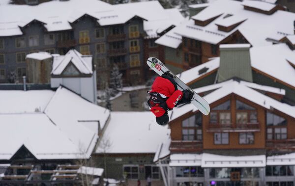 Участник квалификационных соревнований по сноуборду показывает свою программу на трассе Copper Mountain Main Vein Superpipe в Колорадо.  - Sputnik Казахстан