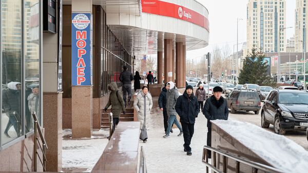 Астанчане у отделений банков, закрытых из-за режима ЧП - Sputnik Казахстан